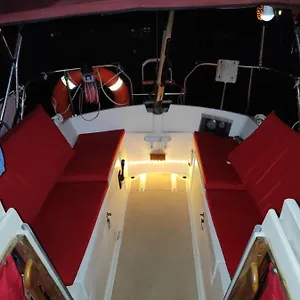 Precioso Barco Desconectar Hotel en barco Les Botigues de Sitges